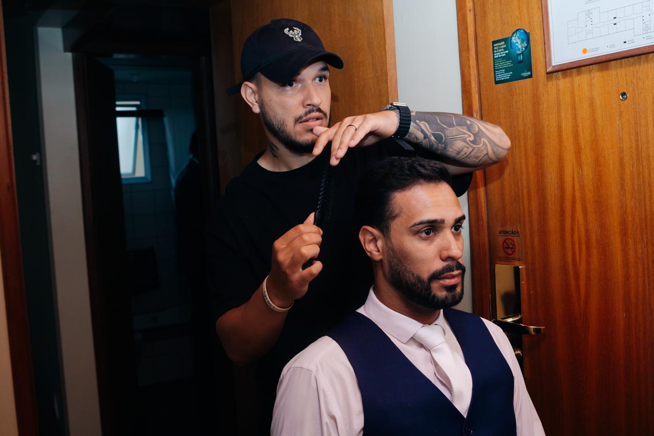 Barbeiro trabalhando